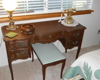 LADIES BEDROOM DESK  LlNK tAYLOR