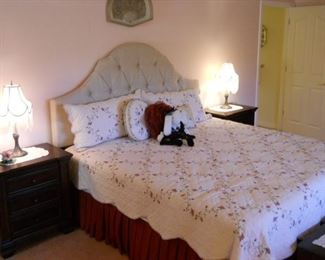 TUFFED QUEEN SIZE BED