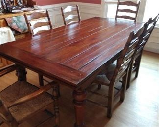 Picture of dining room table without extensions.