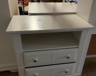 #166	Bassett end table w/ 2 drawers 28x16x29	 $45.00 
