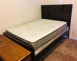 Queen Bed / Queen Mattress Set