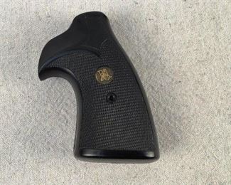Mfg - Pachmayr Presentation
Model - Grips for Colt I Frame
Located in Chattanooga, TN
Condition - 3 - Light Wear
This is a Pachmayr presentation grip for Colt I Frame revolvers, great condition.