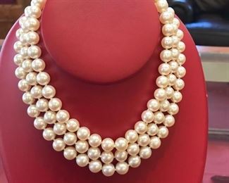 Pearl necklace with white gold & diamond clasp