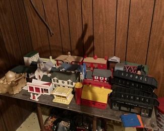 70 Lionel Train Houses and Accessories