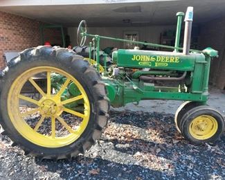 1937 MODEL B RESTORED JD TRACTOR 