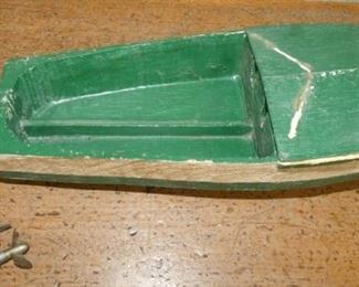 15IN WOODEN BOAT MODEL W/ MOTOR 