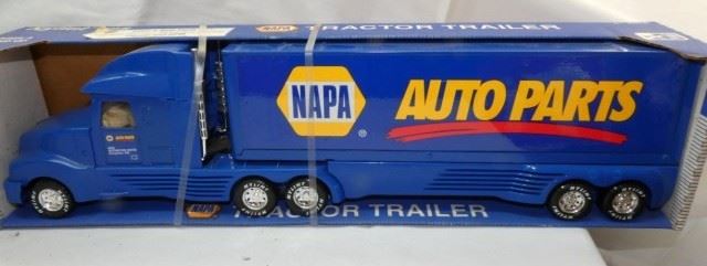 NAPA TRACTOR TRUCK W/ORG. BOX 