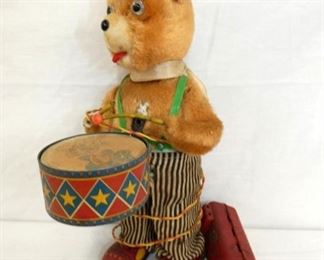 BATTERY OP DRUMMING BEAR 