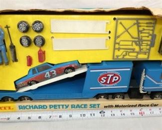 ERTL RICHARD PETTY RACE CAR SET 