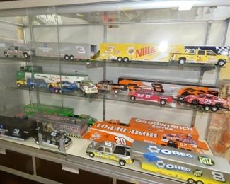 COLLECTION RACING TEAM TRUCK/TRAILERS 