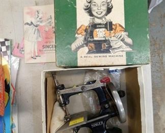 SINGER CHILDS SEWING MACHINE 