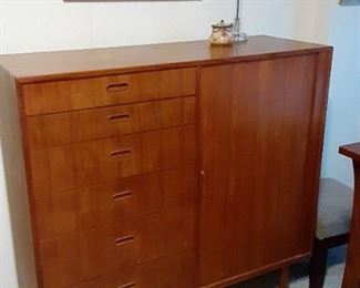 
Falster tambour door Gentlemans chest  $1800
