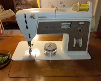 Singer touch & Sew sewing machine a $100