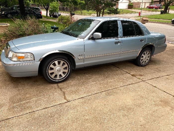Pre-selling 2009 Mercury Grand Marquis LS Email ahscolt22@yahoo.com 114,000 miles $4900 obo Loaded V8 one owner 