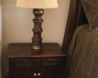 NIGHT STAND BY ETHAN ALLEN NIGHT STAND & TABLE LAMP