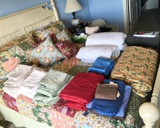 NICE CLEAN QUALITY LINENS & VINTAGE QUILT