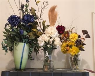 EXCELLENT ART GLASS VASE AND FLORAL ARRANGEMENTS