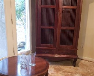 Spindle doors cabinet, round table