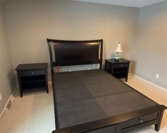 Excellent condition queen bedroom set. Bed, 2 nightstands, dresser and mirror Aspenhome brand 