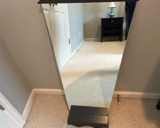 Accent wall mirror