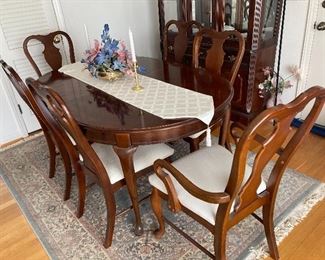 Gorgeous dining room table w/chairs