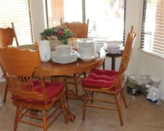 German Vintage round kitchen table - very pretty! With extra leaf and cushions