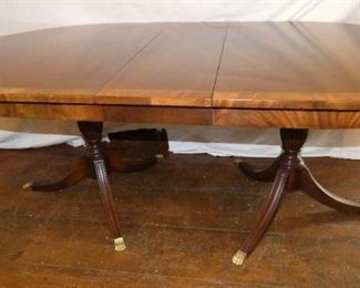 Fine dining table with 4 leaves