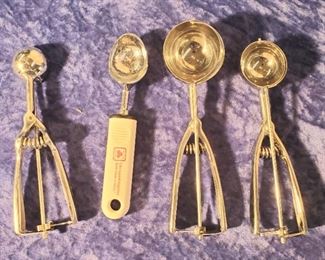 4 ice cream scoops 