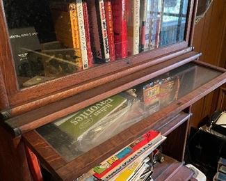 Bookcase with Lateral glass covers