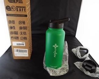 The flow 32 oz stainless steel green water bottle.