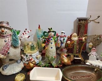 Assorted Christmas decorations includes cute snowmen, Santa and more. Snow globe plays music but is not working.

https://ctbids.com/#!/description/share/768268