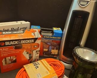 Black and Decker drill only, has drill no bag. Two halo lights, a cordless spotlight, oscillating fan heater measures 9" x 9" x 22". 18 volt cordless drill never been opened.

https://ctbids.com/#!/description/share/768283