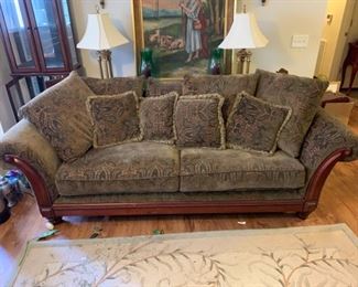Classique style sofa with rolled arms. Green floral patterns with decorative flourishes and beautiful artistic wooden trim. Comes with 12 cushions. 96x40x32 Seat height: 22

https://ctbids.com/#!/description/share/768307
