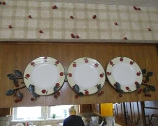 Cherry Plate rack with Apple Dinner Plates