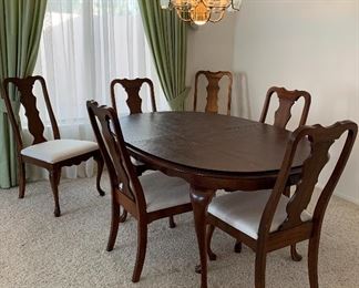 Formal Dining Table Queen Anne w Scalloped Skirt, 2 Leaves,  6 Fiddle Back Chairs 