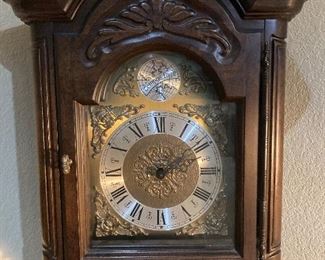 Ridgeway grandfather clock Model 405. Keeps time and chimes.