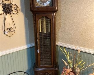 Ridgeway grandfather clock Model 405. Keeps time and chimes.