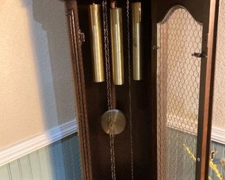 Ridgeway grandfather clock Model 405. Keeps time and chimes.