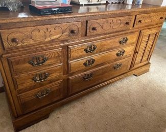 Dresser w/ matching bedroom set