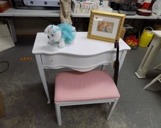 SMALL CHILD'S VANITY W/BENCH