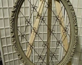 Oval Frame Wire Display