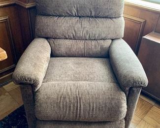 $295 - La-Z-Boy power lifting chair. Tested and working. 40" H x 32" W x 39" D