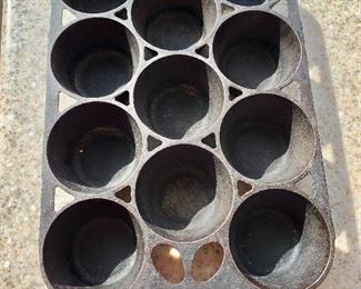 $45 - Vintage Griswold popover pan