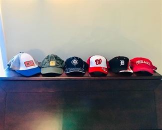 Lot of baseball hats (C)