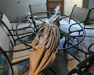 BROWN JORDAN Patio Set with 6 chairs including 2 swivel chairs and umbrella in the middle