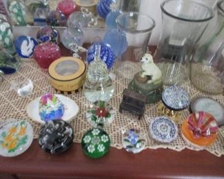  COLLECTION OF PAPER WEIGHTS
