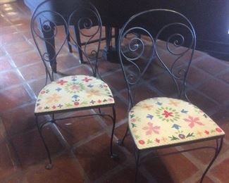 The iron and embroidered chair set