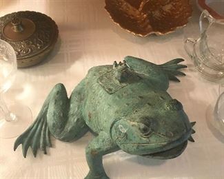 Frog cast iron cache pot