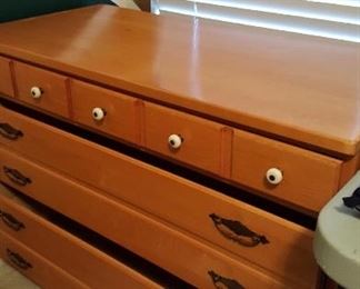 EUC vintage 3 drawer dresser