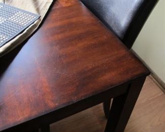 Kitchen tabble, 4 chairs & leaf
